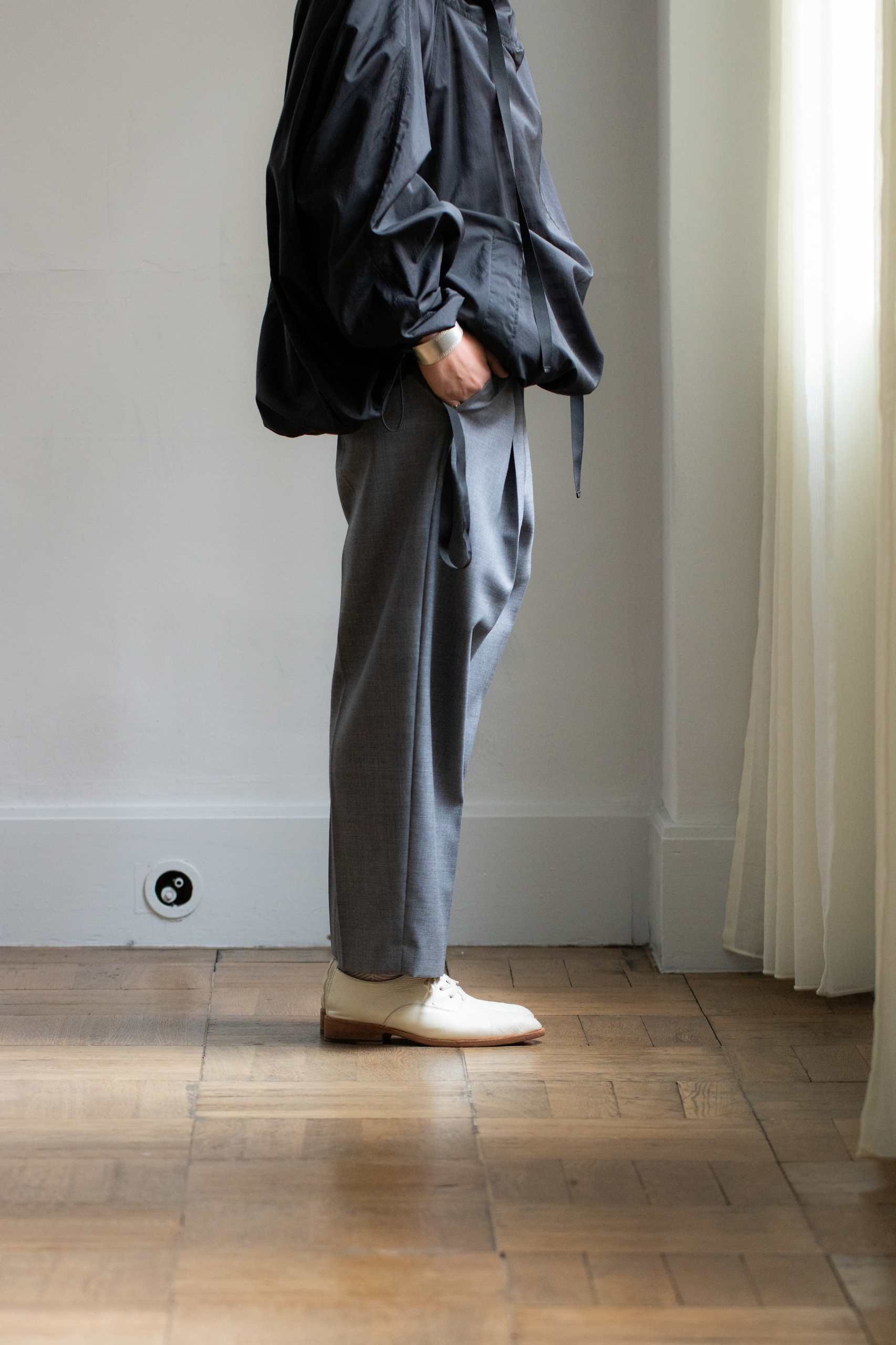 美品　マドリガル　バルーンポンチョ 服とコートをつなぐ役割│バルーンポンチョ BLACK - MADRIGAL