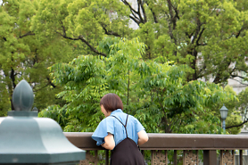 空よりも明るい青を着て