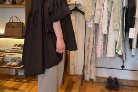 シンプルに飽きたら「ウェイヴィシャツ BLACK」ライト