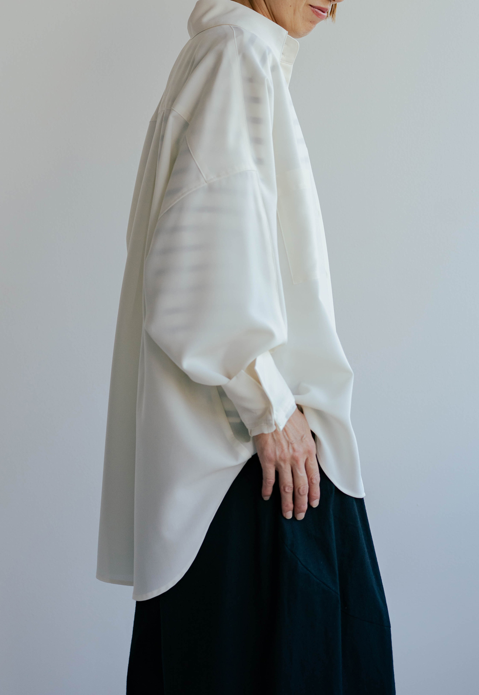 羽織るだけで｜「クレープシャツ」 - MADRIGAL（マドリガル）