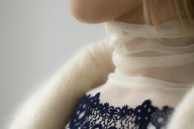 着ることで気分が上がる服「ハイネックメッシュヴェルラン」