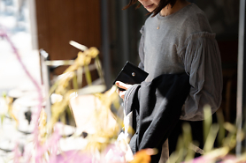 ハンカチを下に ｜「パタンウォレット」