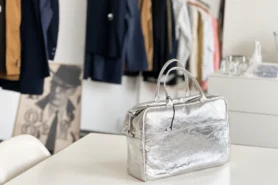シルバーバッグを普段使いに｜いつもの服に光をひとつ