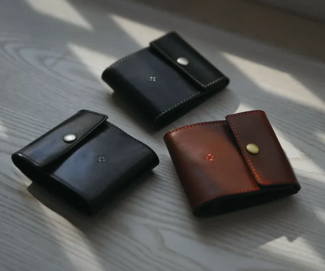 黒とブラウンのコンパクトな革財布『パタンウォレット』。十字ステッチがアクセントになった小さい財布のカラーバリエーション。
