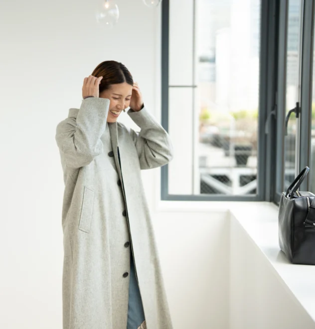 定番コート グレー 女性のステンカラーコート ウール