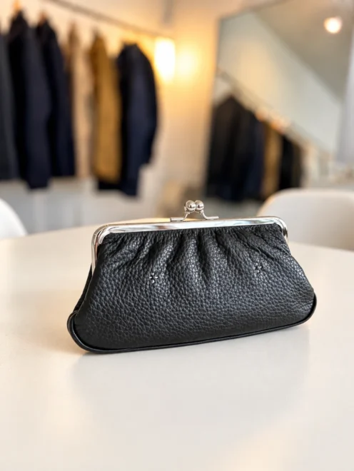 黒い革のがま口長財布「ハピネス」の正面