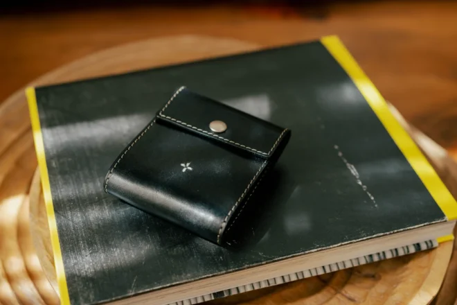 黒いベジタブルタンニンレザーの二つ折り財布「パタンウォレット」